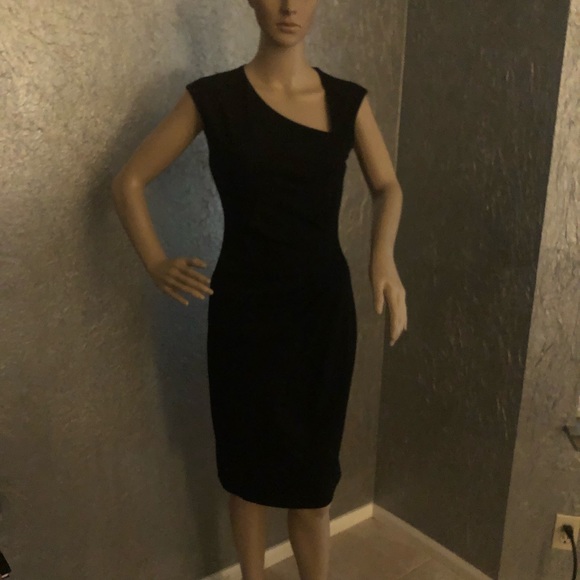 Cache elegant LBD with asymmetrical neckline, 4 - Picture 2 of 7